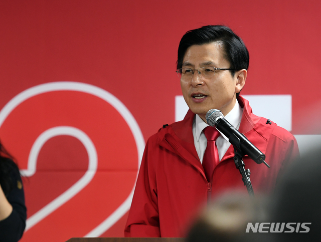 【통영=뉴시스】차용현 기자 = 15일 오후 황교안 자유한국당 대표가 경남 통영시·고성군 4·3 보궐선거에 출마하는 같은 당 정점식 후보의 선거사무소 개소식에 참석해 지지를 호소하고 있다. 2019.03.15.&nbsp;&nbsp;&nbsp; con@newsis.com