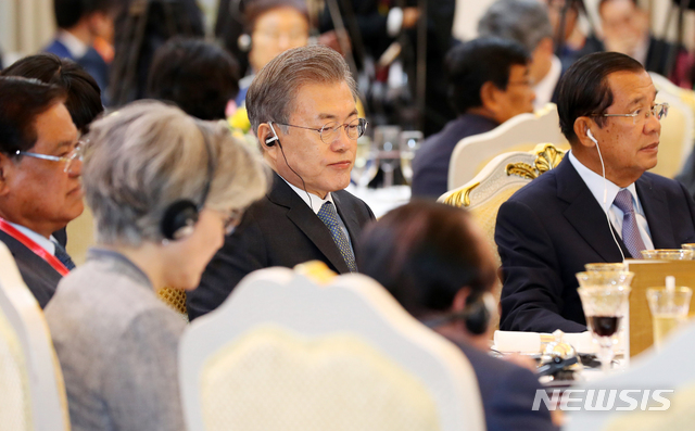 【프놈펜(캄보디아)=뉴시스】전신 기자 = 캄보디아를 국빈 방문 중인 문재인 대통령이 15일 프놈펜 캄보디아 총리실에서 열린 한-캄보디아 비즈니스 포럼 오찬에 참석해 있다. 2019.03.15.&nbsp; photo1006@newsis.com