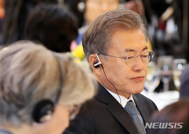 【프놈펜(캄보디아)=뉴시스】전신 기자 = 캄보디아를 국빈 방문 중인 문재인 대통령이 15일 프놈펜 캄보디아 총리실에서 열린 한-캄보디아 비즈니스 포럼 오찬에 참석해 있다. 2019.03.15.&nbsp; photo1006@newsis.com