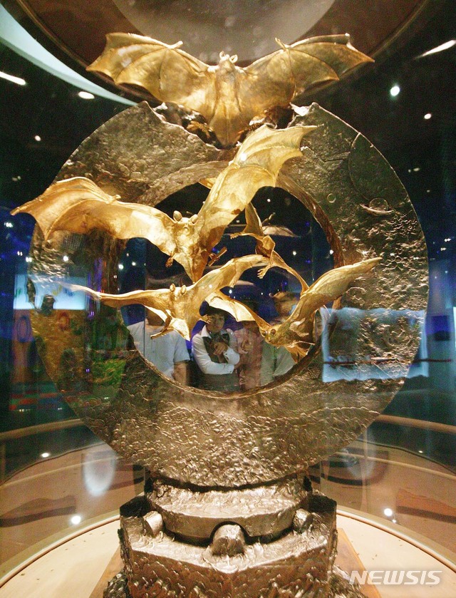 【함평=뉴시스】변재훈 기자 = 전남 함평경찰서는 15일 오전 함평군 함평읍 황금박쥐 생태전시관에 전시된 금 162㎏짜리 황금박쥐 동상 등 전시품을 노린 것으로 보이는 남성 3명이 건물에 침입하려다 도주했다고 밝혔다. 경찰은 CCTV 영상 등을 통해 이들을 쫓고 있다. 사진은 생태전시관 내 전시된 황금박쥐 동상 모습. 2019.03.15. (사진=뉴시스 DB) photo@newsis.com