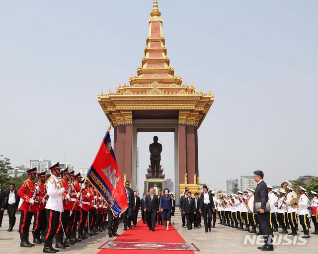 【프놈펜(캄보디아)=뉴시스】전신 기자 = 캄보디아를 국빈 방문 중인 문재인 대통령과 부인 김정숙 여사가 15일 프놈펜 시아누크 전 국왕 추모동상을 찾아 헌화한 뒤 나서고 있다. 2019.03.15. photo1006@newsis.com