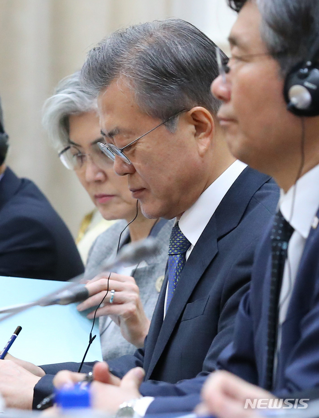 【프놈펜(캄보디아)=뉴시스】전신 기자 = 캄보디아를 국빈 방문 중인 문재인 대통령이 15일 프놈펜 캄보디아 총리실에서 열린 한-캄보디아 정상회담에서 자료를 살펴보고 있다. 2019.03.15. photo1006@newsis.com