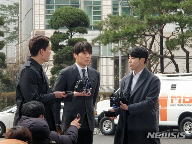 【서울=뉴시스】문광호 수습기자 = 16일 FT아일랜드 멤버 최종훈이 서울경찰청 광역수사대에 피의자 신분으로 출석했다. 2019.03.16. moonlit@newsis.com