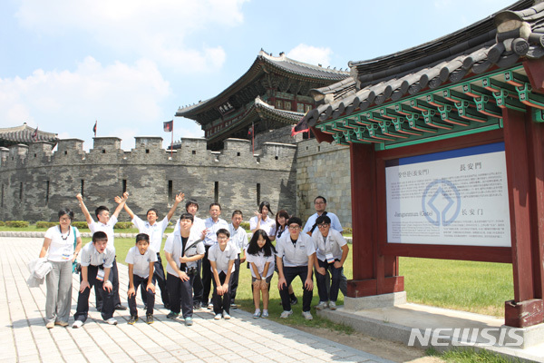 【수원=뉴시스】 조성필 기자 = 수원농생명과학고와 자매결연 관계인 가미농고 학생들이 학교를 방문한 뒤 수원화성을 둘러보고 있다. 2019.03.16 (사진제공=수원농생고) photo@newsis.com