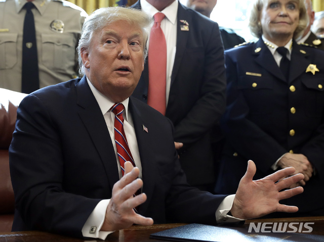  【워싱턴=AP/뉴시스】도널드 트럼프 미국 대통령이 15일(현지시간) 백악관 집무실에서 국경 안보에 관해 연설하고 있다.&nbsp; 트럼프 대통령은 이날 멕시코 국경 장벽 건설을 위한 국가비상사태 선포를 무력화하는 의회 결의안에 대해 거부권을 행사했다. 백악관 집무실에서 열린 거부권 서명식에서 트럼프 대통령은 행정부 각료와 공무원, 지지자 등을 불러 모아 세를 과시하기도 했다. 2019.03.16. 