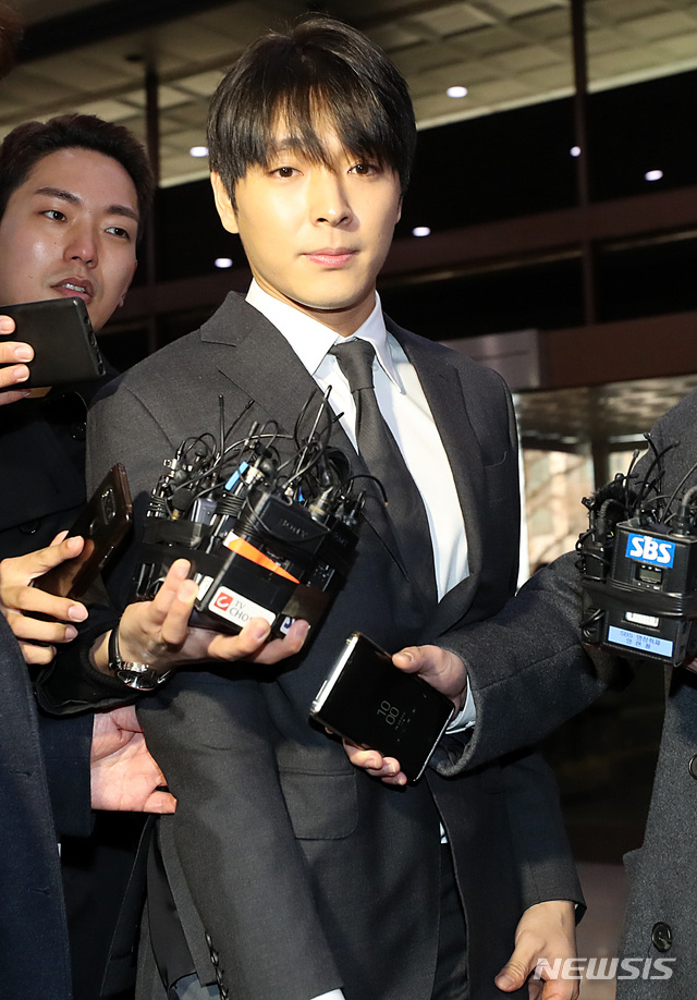 【서울=뉴시스】이영환 기자 = 불법 동영상 유포 혐의 및 경찰유착 의혹이 있는 FT아일랜드 전 멤버 최종훈이 16일 오전 서울 종로구 서울지방경찰청 광역수사대에 피의자 신분으로 소환되고 있다. 2019.03.16. 20hwan@newsis.com