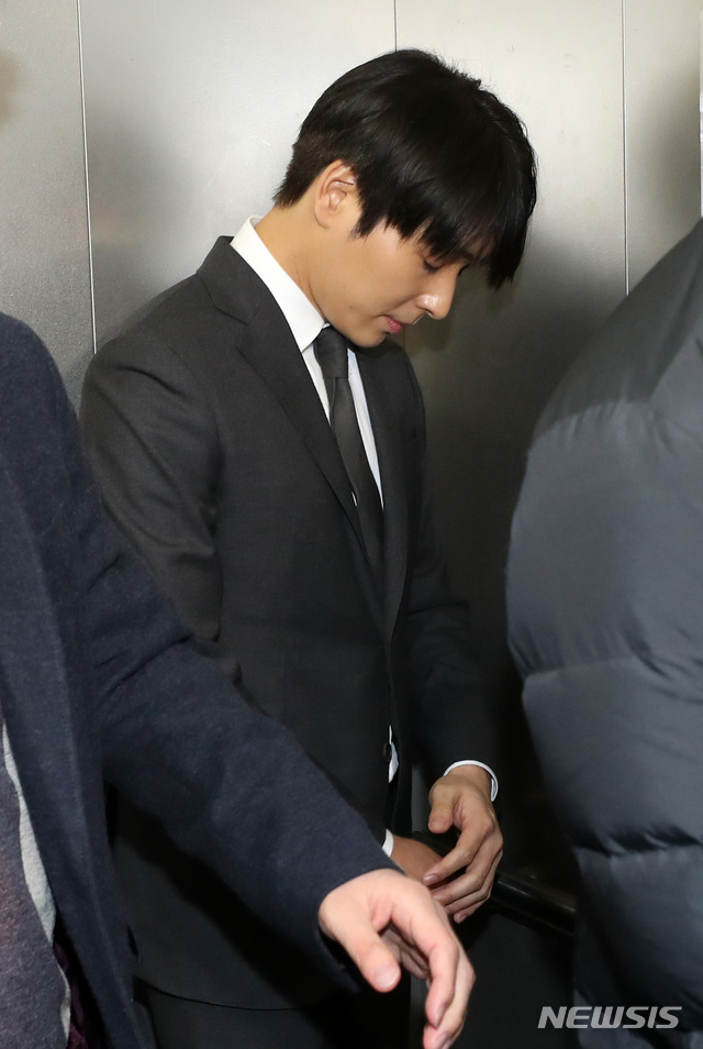 【서울=뉴시스】이영환 기자 = 불법 동영상 유포 혐의 및 경찰유착 의혹이 있는 FT아일랜드 전 멤버 최종훈이 16일 오전 서울 종로구 서울지방경찰청 광역수사대에 피의자 신분으로 소환되고 있다. 2019.03.16.&nbsp; 20hwan@newsis.com