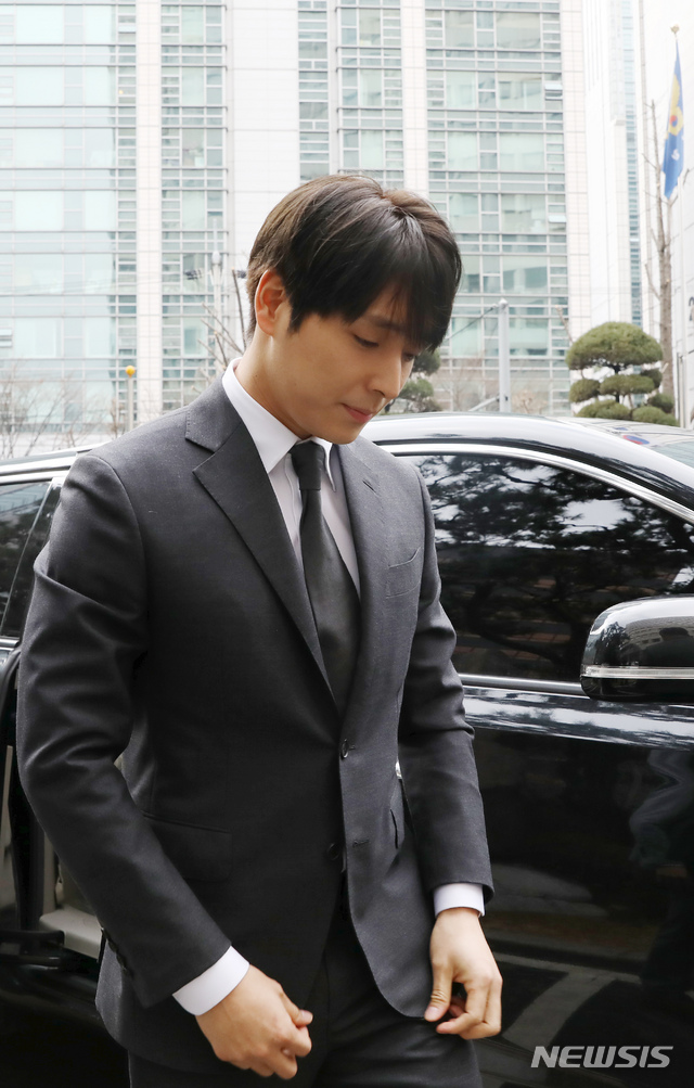 【서울=뉴시스】고승민 기자 = 지난달 16일 가수 최종훈씨가 서울경찰청 광역수사대에 들어서고 있다. 2019.03.16.kkssmm99@newsis.com