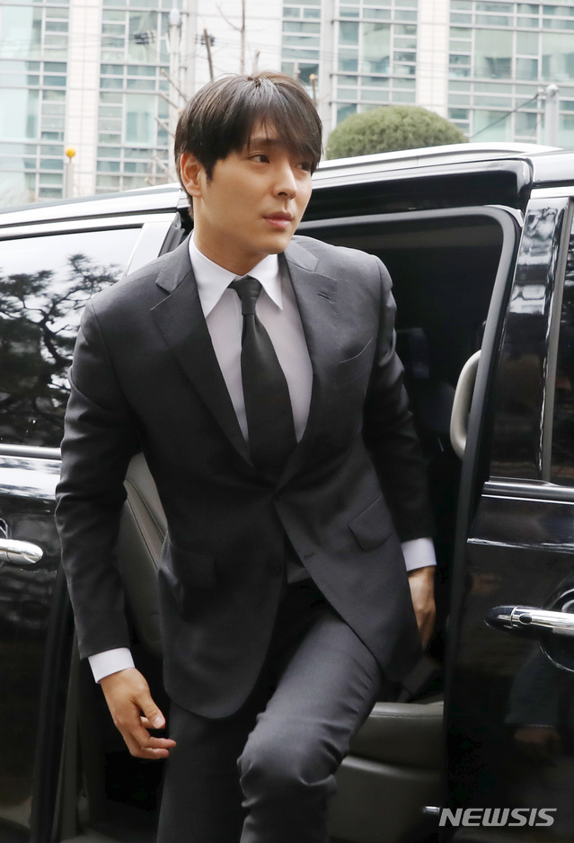 【서울=뉴시스】고승민 기자 = 여성 사진을 몰래 촬영해 '승리 대화방'에 올린 혐의를 받고 있는 FT 아일랜드 전 멤버 최종훈 씨가 경찰 조사를 받기 위해 지난 16일 서울지방경찰청 광역수사대로 출석하고 있다.2019.03.16.kkssmm99@newsis.com