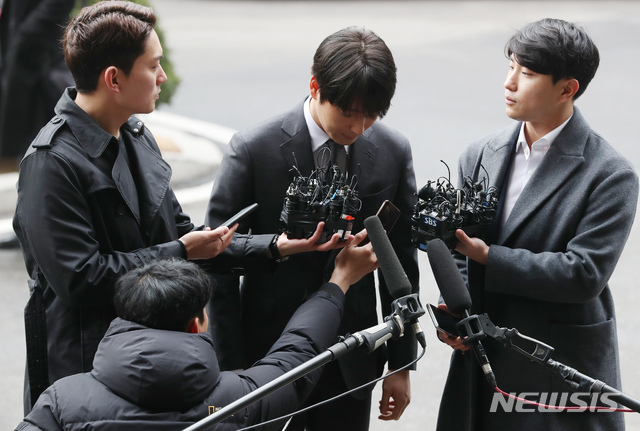 【서울=뉴시스】고승민 기자 = 가수 최종훈(29)씨가 경찰 조사를 받기 위해 지난 16일 서울경찰청 광역수사대로 출석하고 있다.2019.03.16. kkssmm99@newsis.com