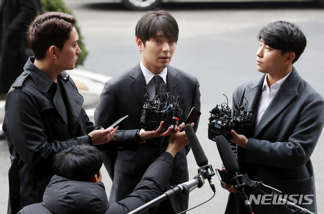 【서울=뉴시스】고승민 기자 = 여성 사진을 몰래 촬영해 '승리 대화방'에 올린 혐의를 받고 있는 FT 아일랜드 전 멤버 최종훈(29)씨가 경찰 조사를 받기 위해 지난 16일 서울지방경찰청 광역수사대로 출석하고 있다. 2019.03.16.kkssmm99@newsis.com