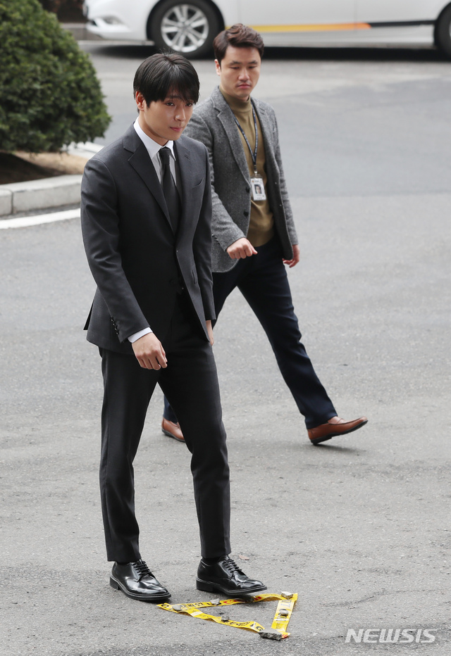 【서울=뉴시스】고승민 기자 = 여성 사진을 몰래 촬영해 '승리 대화방'에 올린 혐의를 받고 있는 FT 아일랜드 전 멤버 최종훈 씨가 경찰 조사를 받기 위해 16일 서울지방경찰청 광역수사대로 출석하고 있다.최씨는 성매매 알선 등 행위의 처벌에 관한 법률 위반 혐의를 받는 가수 승리(29·본명 이승현)와 정준영 씨의 카카오톡 단체 대화방에 등장하는 인물이다.그는 잠든 여성 사진을 대화방에 올리는 등 불법촬영물을 유포한 혐의로 이미 입건된 상태인 것으로 전해졌다. 최씨는 당초 불법촬영물이 아닌 '경찰 유착' 관련 의혹이 제기된 인물이다. 2019.03.16.kkssmm99@newsis.com