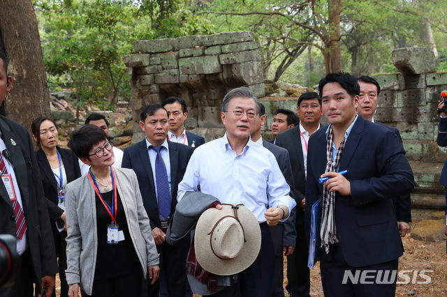 【시엠립(캄보디아)=뉴시스】전신 기자 = 캄보디아를 국빈 방문 중인 문재인 대통령이 16일 시엠립 프레아피투 사원 내부를 시찰하고 있다. 2019.03.16. photo1006@newsis.com