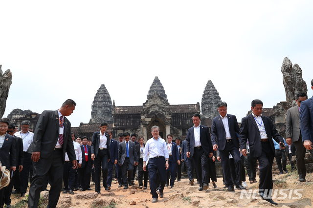【시엠립(캄보디아)=뉴시스】전신 기자 = 캄보디아를 국빈 방문 중인 문재인 대통령과 부인 김정숙 여사가 16일 시엠립 앙코르와트를 시찰하고 있다. 2019.03.16. photo1006@newsis.com