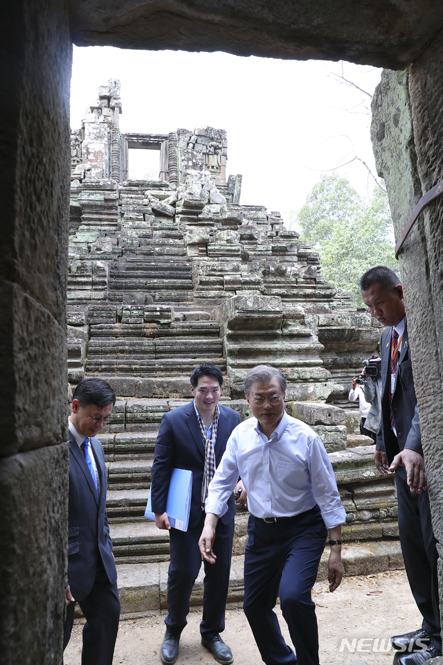 【시엠립(캄보디아)=뉴시스】전신 기자 = 캄보디아를 국빈 방문 중인 문재인 대통령이 16일 시엠립 프레아피투 사원 내부를 시찰하고 있다. 2019.03.16. photo1006@newsis.com