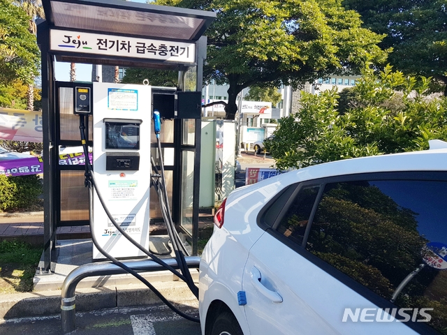 【제주=뉴시스】개방형 전기차 충전기. (사진=뉴시스DB)