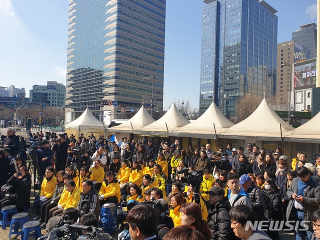 【서울=뉴시스】17일 세월호 유족에 따르면 현재 광화문 광장의 세월호 천막 내에 존치된 희생자 영정을 옮기는 '이안식'을 이날 오전 10시부터 진행했다. 오는 18일 예정된 세월호 천막 철거에 앞서 영정을 이동하는 것이다. 2019.3.17 photo@newsis.com