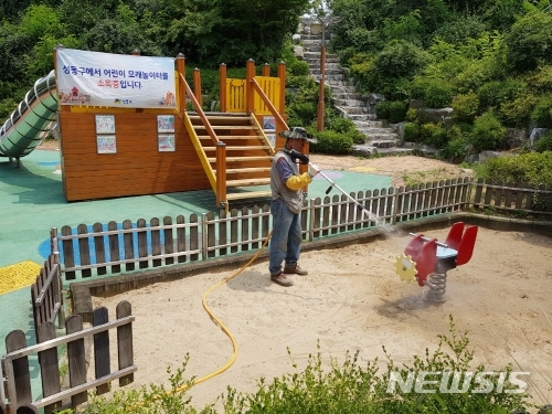【서울=뉴시스】서울 성동구 모래놀이터 소독 모습. 2019.03.17. (사진=성동구 제공)