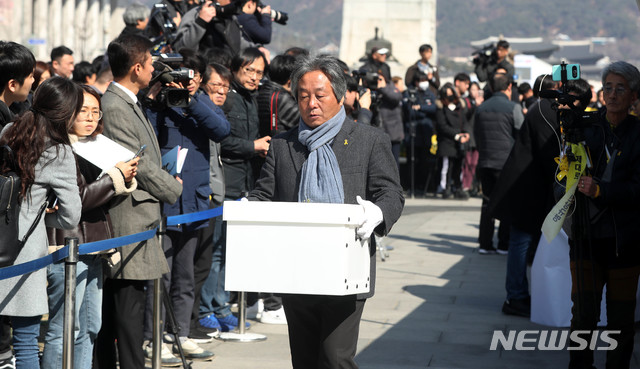 【서울=뉴시스】추상철 기자 = 광화문광장 세월호 천막 철거를 하루 앞두고 4.16 세월호 참사 희생자 304명의 영정을 옮기는 이안식이 진행된 17일 오전 서울 종로구 광화문광장에서 4.16 세월호 참사 가족협의회 관계자가 영정이 담긴 박스를 옮기고 있다. 2019.03.17.  scchoo@newsis.com