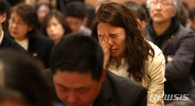 【서울=뉴시스】추상철 기자 = 여성인권운동가 고 김복동 할머니 49재가 봉행된 17일 오후 서울 종로구 조계사에서 참석자가 눈물을 흘리고 있다. 2019.03.17. scchoo@newsis.com