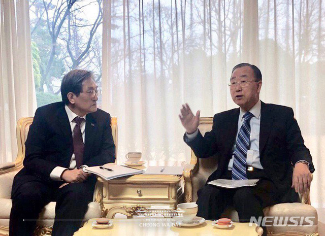 【서울=뉴시스】전신 기자 = 반기문 전 유엔 사무총장이 미세먼지 해결을 위한 범국가적 기구의 위원장직을 수락했다고 청와대가 17일 밝혔다. 노영민 비서실장이 지난 16일 반 전 총장을 만나 미세먼지 범사회적 기구 구성에 관해 대화를 나누고 있다. 2019.03.17. (사진=청와대 제공) photo@newsis.com
