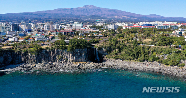 【서귀포=뉴시스】우장호 기자 = 제주 서귀포시 정방폭포. woo1223@newsis.com