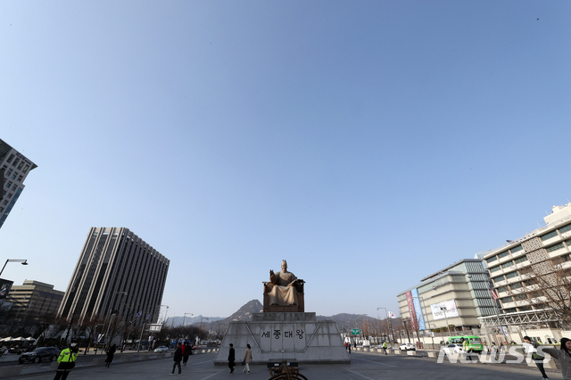 【서울=뉴시스】김병문 수습기자 = 포근한 봄 날씨가 찾아온 17일 오후 서울 종로구 광화문광장 위로 파란 하늘이 보이고 있다. 2019.03.17. dadazon@newsis.com