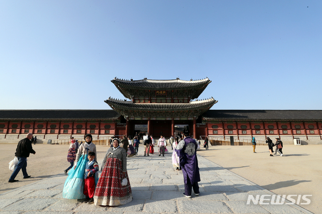 【서울=뉴시스】김병문 수습기자 = 포근한 봄 날씨가 찾아온 지난 17일 오후 서울 종로구 경복궁 위로 파란 하늘이 보이고 있다. 2019.03.17. dadazon@newsis.com