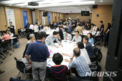 【서울=뉴시스】서울 50+플러스재단 와그와글 커뮤니티 원탁토론회 모습. 2019.03.18. (사진=서울시 제공)