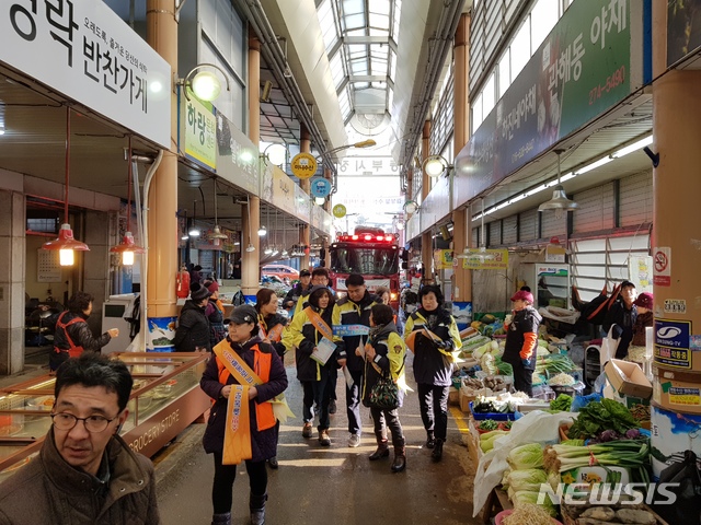【서울=뉴시스】전통시장 소방 점검 현장. 이 사진은 기사와 직접적인 관련 없음.