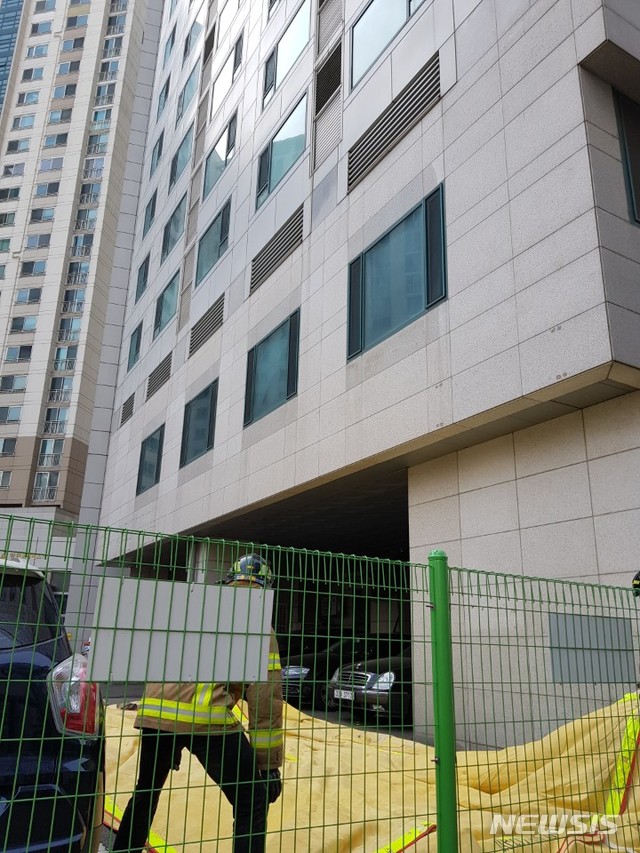 【고양=뉴시스】 이경환 기자 = 18일 경기 고양시 화정동에서 요구조자 추락에 대비해 설치한 에어매트를 철수하고 있다. 2019.03.18. lkh@newsis.com