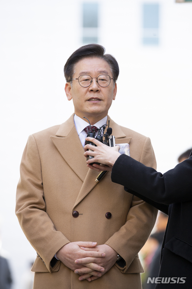 【수원=뉴시스】박다예 기자 = 공직선거법 위반 등 혐의로 기소된 이재명 경기도지사가 18일 11차 법정에 출석하기 위해 수원지법 성남지원 제3호 법정 앞에서 연이은 재판에 "힘들다"며 심경을 밝히고 있다. 2019.03.18&nbsp; pdyes@naver.com 