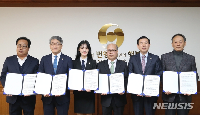 【충주=뉴시스】이성기 기자 = 18일 충북 충주시청 국원성 회의실에서 한국교통대학교, 택시업계, 충주시가 한국교통대 택시요금 복합할증 제외 협약을 했다. 사진 왼쪽부터 이대영 법인택시 대표, 박준훈 한국교통대 총장, 이영윤 한국교통대 학생대표, 고영수 개인택시 충주시지부장, 조길형 충주시장, 권희용 택시노동조합 대표.(사진=충주시 제공)photo@newsis.com