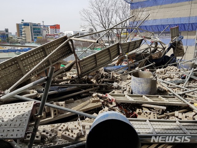 【청주=뉴시스】임장규 기자 = 18일 오후 1시3분께 충북 청주시 청원구 내덕동 옛 연초제조창 도시재생사업 공사장에서 2층 철제 난간이 무너져 외국인 근로자 5명이 다쳤다. 2019.03.18. (사진=청주동부소방서 제공) photo@newsis.com