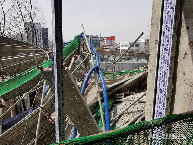 【청주=뉴시스】임장규 기자 = 18일 오후 1시3분께 충북 청주시 청원구 내덕동 옛 연초제조창 도시재생사업 공사장에서 2층 철제 난간이 무너져 외국인 근로자 5명이 다쳤다. 2019.03.18. (사진=청주동부소방서 제공)&nbsp; photo@newsis.com