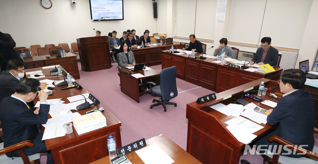 【제주=뉴시스】조수진 기자 = 제주도의회 환경도시위원회가 18일 오전 제370회 임시회 2차 회의를 열어 도 교통항공국을 상대로 ‘버스준공영제 파업 처리상황 및 재발방지 대책’ 특별 업무보고를 받고 있다. 2019.03.18. (사진=제주도의회 제공)