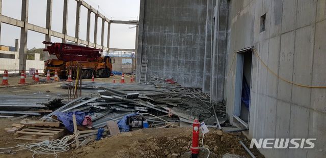 【안동=뉴시스】김진호 기자 = 근로자 3명의 추락 사고가 발생한 경북 북부권 환경에너지종합타운 공사 현장에 건설 자재가 쌓여 있다. 2019.03.18&nbsp; kjh9326@newsis.com 