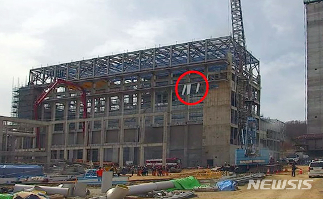  【안동=뉴시스】김진호 기자 = 18일 낮 12시 41분께 경북 안동시 풍천면 도양리 경북북부권 환경에너지종합타운 건설 공사장 5층(빨간 점선)에서 데크플레이트(철물 거푸집) 상부 콘크리트 타설 작업 중 거푸집이 붕괴되면서 근로자 3명이 20m 높이에서 추락해 숨졌다. 2019.03.18 (사진=경북도 제공) photo@newsis.com