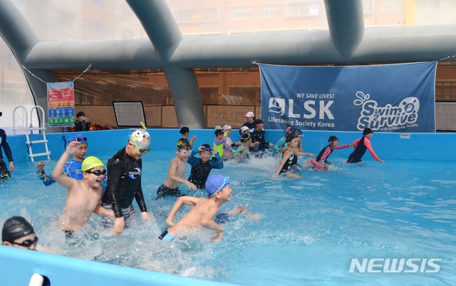 【울산=뉴시스】안정섭 기자 = 울산시교육청은 학교로 찾아가는 이동식 생존수영교실을 확대 운영한다고 18일 밝혔다. 2019.03.18. (사진=울산시교육청 제공) photo@newsis.com