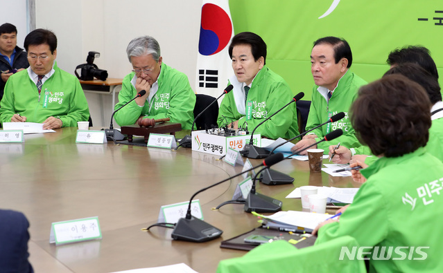 【서울=뉴시스】이종철 기자 = 18일 서울 여의도 국회에서 열린 민주평화당 제23차 최고위원·국회의원 연석회의에서 정동영 대표가 모두발언을 하고 있다. 2019.03.18.&nbsp; jc4321@newsis.com