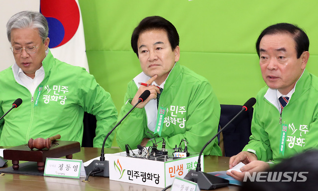 【서울=뉴시스】이종철 기자 = 18일 서울 여의도 국회에서 열린 민주평화당 제23차 최고위원·국회의원 연석회의에서 장병완 원내대표가 모두발언을 하고 있다. 2019.03.18. jc4321@newsis.com