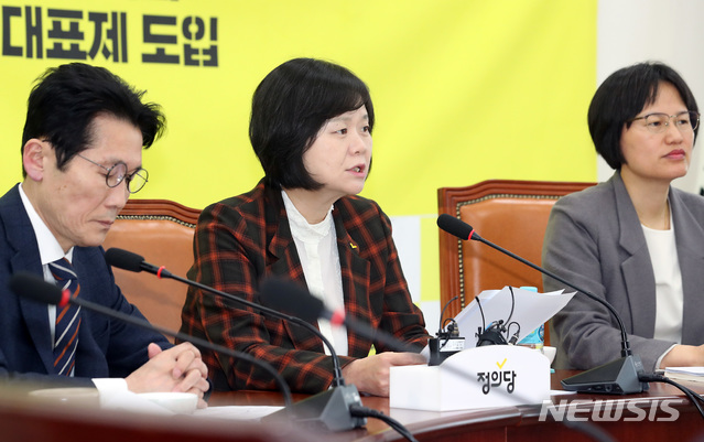 【서울=뉴시스】이종철 기자&nbsp; = 18일 서울 여의도 국회에서 열린 정의당 상무위원회에서 이정미 대표가 모두발언을 하고 있다. 2019.03.18. jc4321@newsis.com