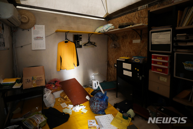 【서울=뉴시스】김선웅 기자 = 18일 철거를 앞둔 서울 광화문광장 세월호 천막의 모습. 천막 철거는 지난 2014년 7월 처음 설치된 이후 약 4년8개월 만이다. 2019.03.18.&nbsp; mangusta@newsis.com