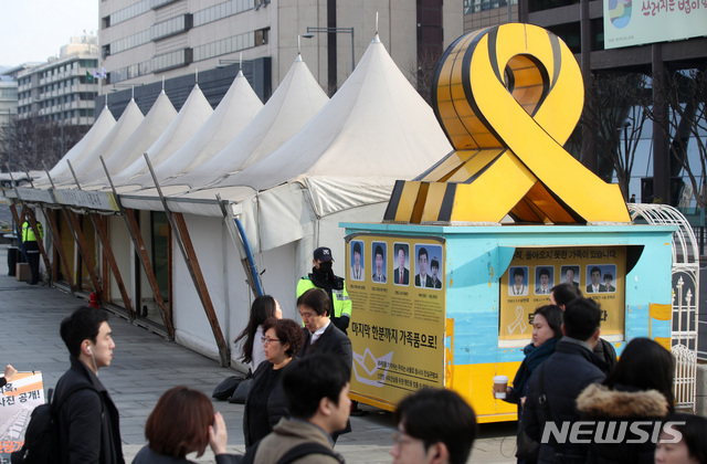 【서울=뉴시스】김선웅 기자 = 18일 철거를 앞둔 서울 광화문광장 세월호 천막의 모습. 천막 철거는 지난 2014년 7월 처음 설치된 이후 약 4년8개월 만이다. 2019.03.18.&nbsp; mangusta@newsis.com