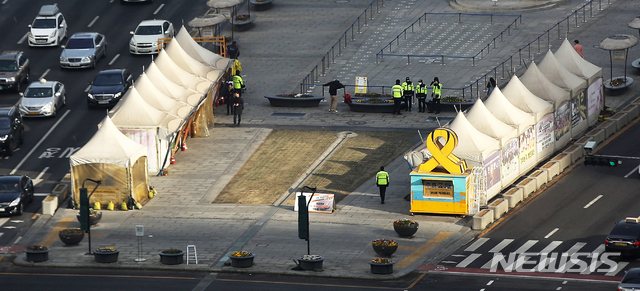 【서울=뉴시스】김선웅 기자 = 18일 철거를 앞둔 서울 광화문광장 세월호 천막의 모습. 천막 철거는 지난 2014년 7월 처음 설치된 이후 약 4년8개월 만이다. 2019.03.18.&nbsp; mangusta@newsis.com