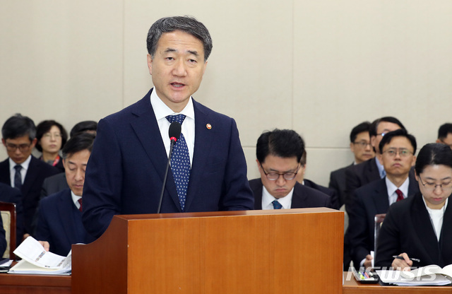 【서울=뉴시스】이종철 기자&nbsp; = 18일 서울 여의도 국회에서 열린 보건복지위원회 전체회의에서 박능후 보건복지부 장관이 업무보고를 하고 있다. 2019.03.18.&nbsp;&nbsp; jc4321@newsis.com