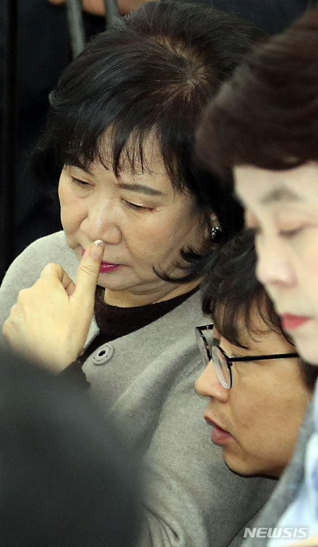 【서울=뉴시스】이종철 기자&nbsp; = 18일 서울 여의도 국회에서 열린 보건복지위원회 전체회의에 참석한 손혜원 의원이 심각한 표정을 하고 있다. 2019.03.18. jc4321@newsis.com