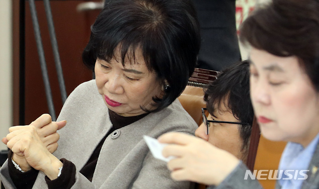 【서울=뉴시스】이종철 기자&nbsp; = 지난 3월18일 서울 여의도 국회에서 열린 보건복지위원회 전체회의에 참석한 손혜원 의원이 심각한 표정을 하고 있다. 2019.03.18. jc4321@newsis.com