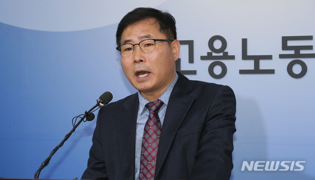 【세종=뉴시스】강종민 기자 = 이상복 고용노동부 청년고용기획과장이 18일 오전 정부세종청사에서 취업 준비중인 청년의 어려움을 덜어주기 위해 '청년구직활동지원금'을 시행하고 오는 25일부터 첫 신청을 받는다고 밝히고 있다. 2019.03.18.  ppkjm@newsis.com