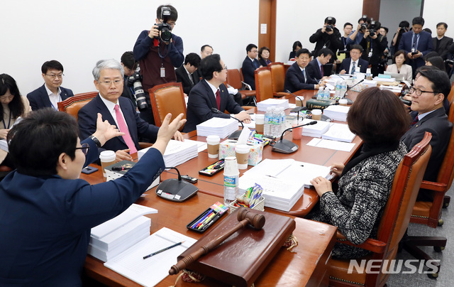 스텝 꼬인 최저임금 개편안 심의…국회 진통에 공익위원 사퇴